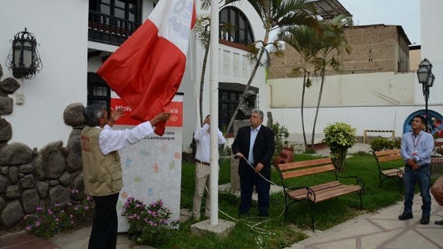 Ceremonia cívica por el 17 aniversario de la UE005 Naylamp