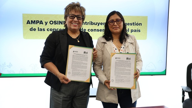 Lucetty Ullilen, jefa del OSINFOR, y Rita Vilca, directora ejecutiva de AMPA