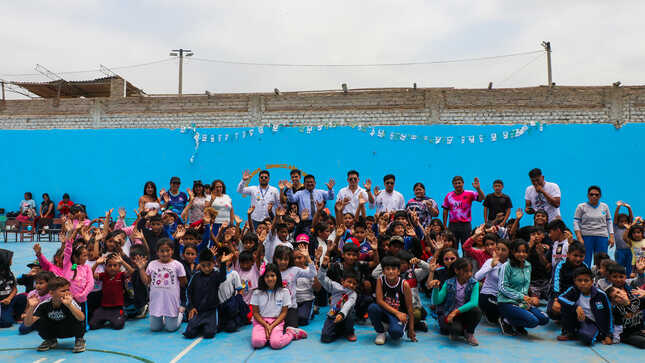 MUNICIPALIDAD DE HUAURA Y EMPRESA DE BEBIDAS GASEOSAS PEPSI LLEVAN ALEGRÍA NAVIDEÑA A NIÑOS DE LA I.E EL INGENIO CON REGALOS, CHOCOLATADA Y SHOW INFANTIL