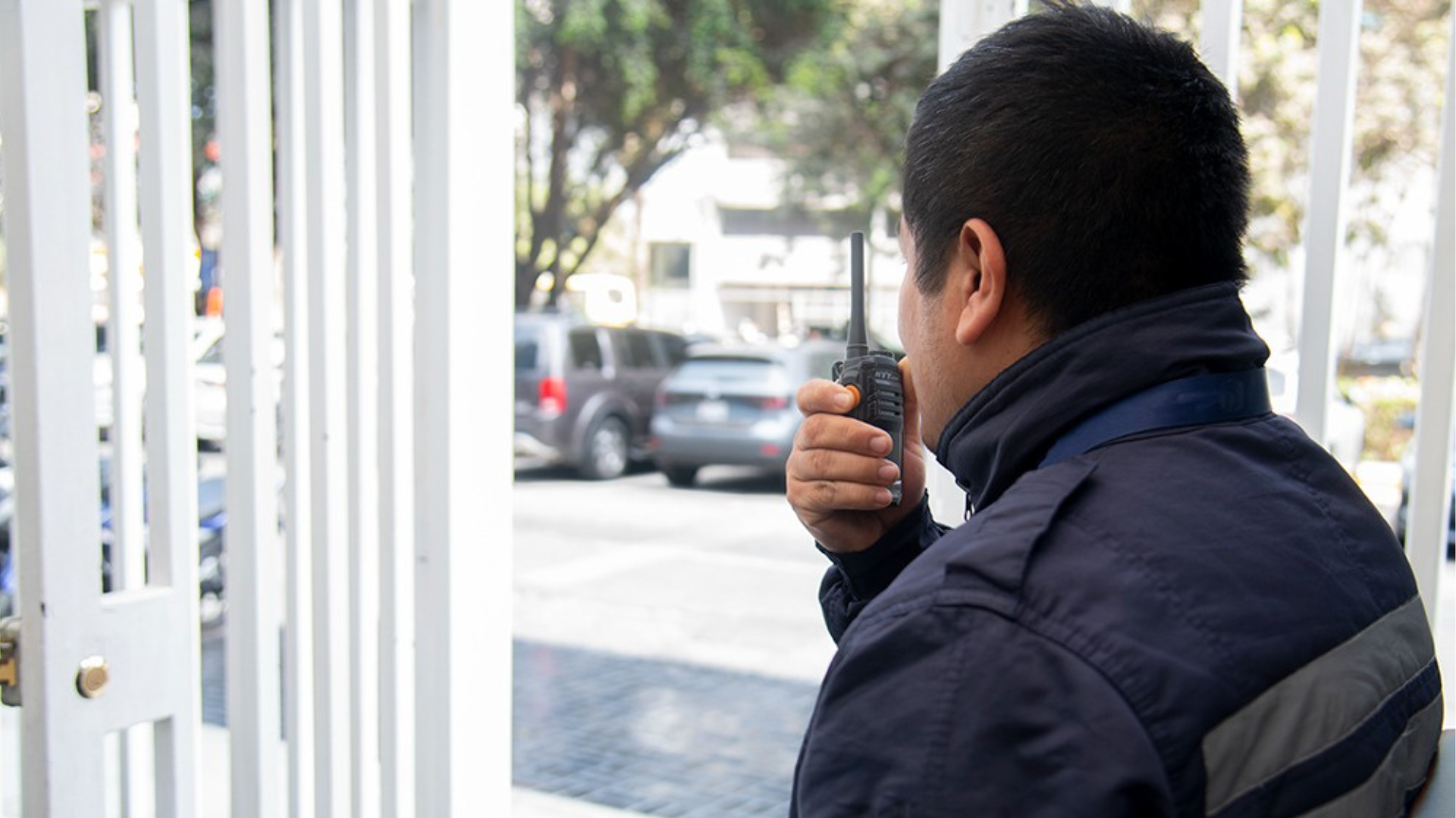 Foto de un personal de vigilancia comunicándose por radio
