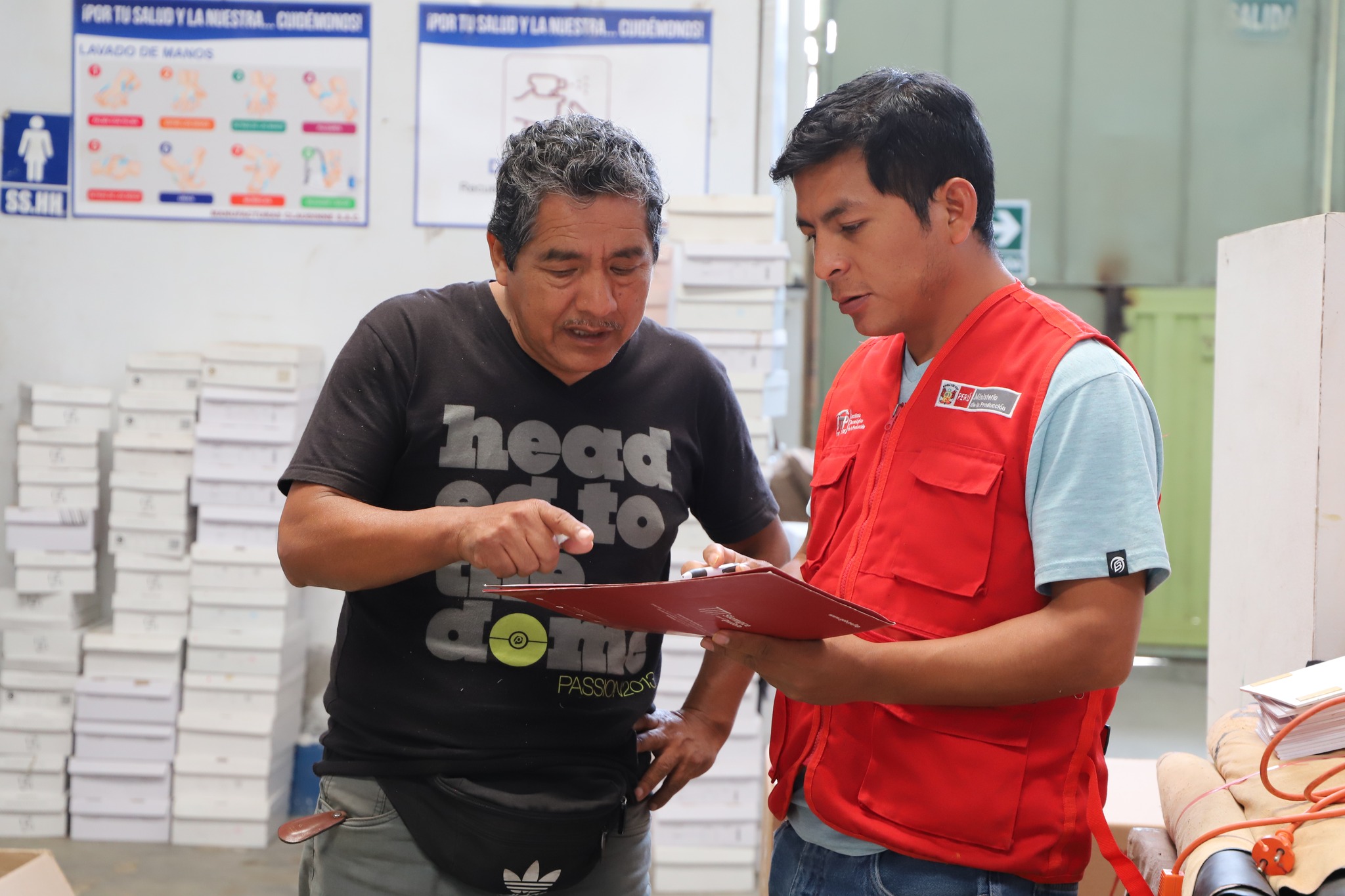 Fotografia de como se aplica encuesta sobre el servicio de Asistencia Técnica en SST