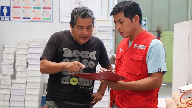 Fotografia de como se aplica encuesta sobre el servicio de Asistencia Técnica en SST