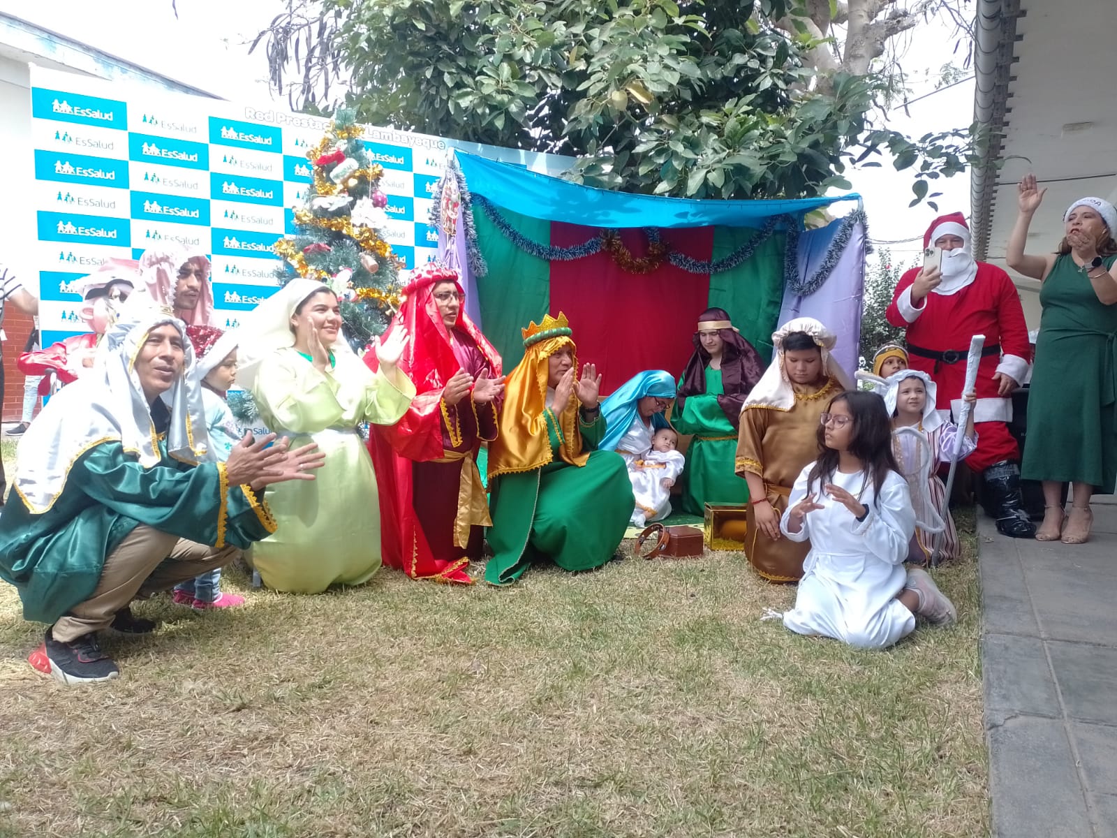 EsSalud Lambayeque: servicio de Geriatría del Almanzor Aguinaga escenificó nacimiento en vivo