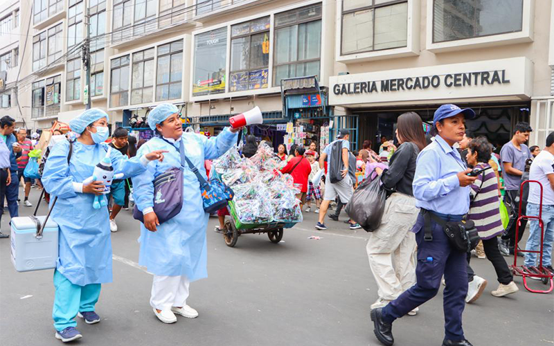 foto 1 de Minsa realizó barrido de vacunación contra la covid-19 en Gamarra y Mesa Redonda