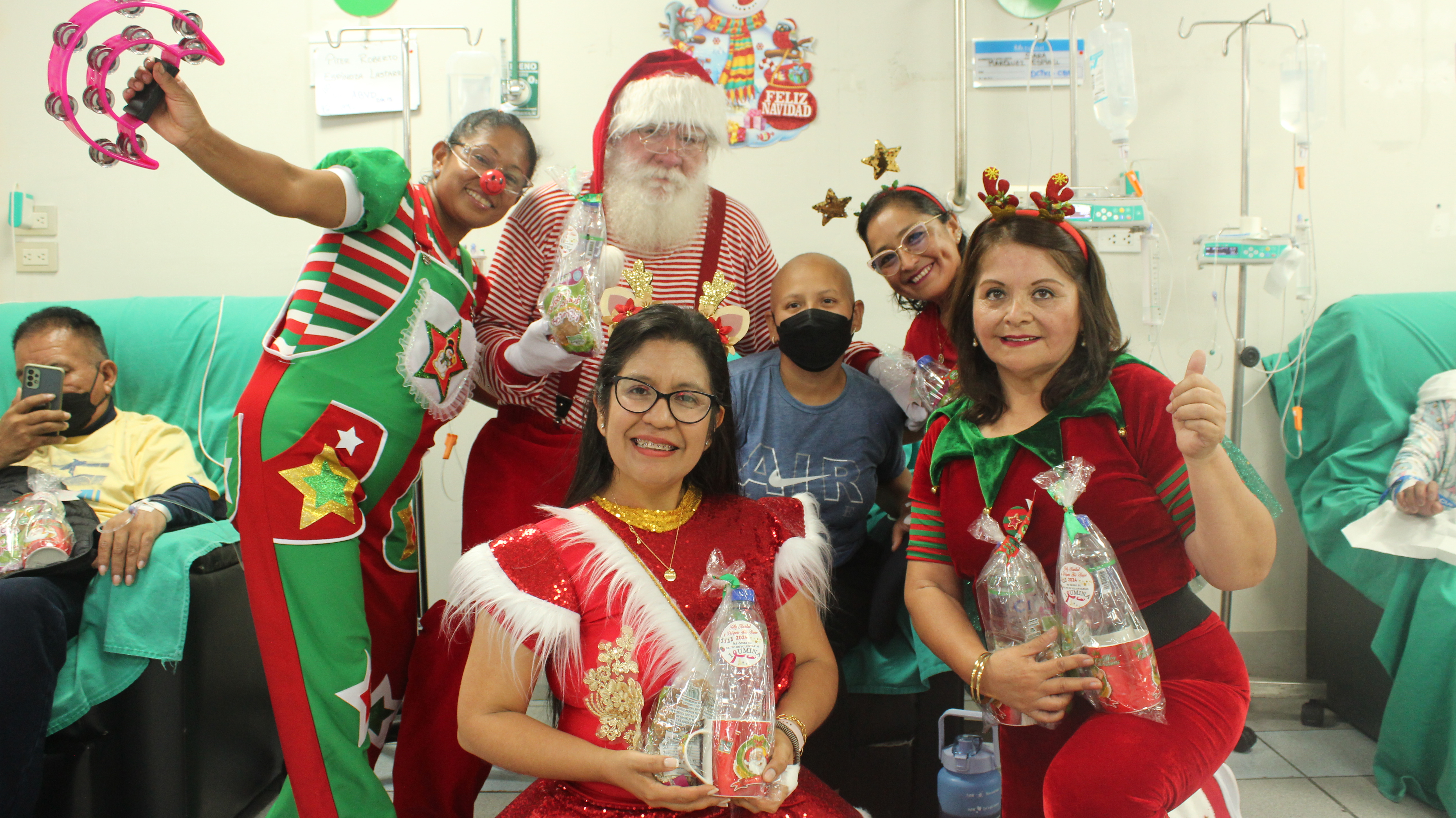  Voluntarias llevan show navideño a pacientes de unidad de quimioterapia del hospital Sabogal del Callao