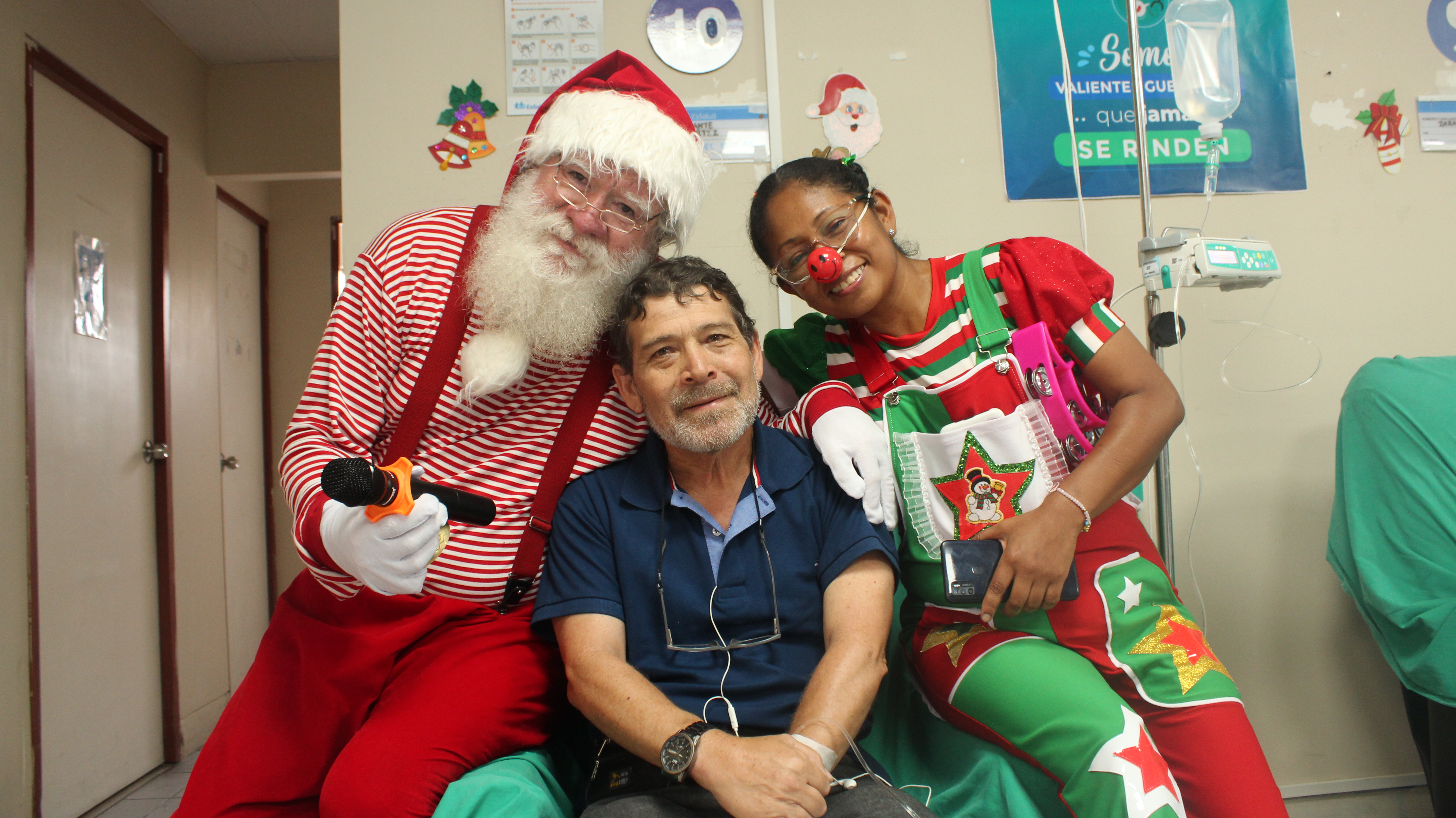 Voluntarias llevan show navideño a pacientes de unidad de quimioterapia del hospital Sabogal del Callao