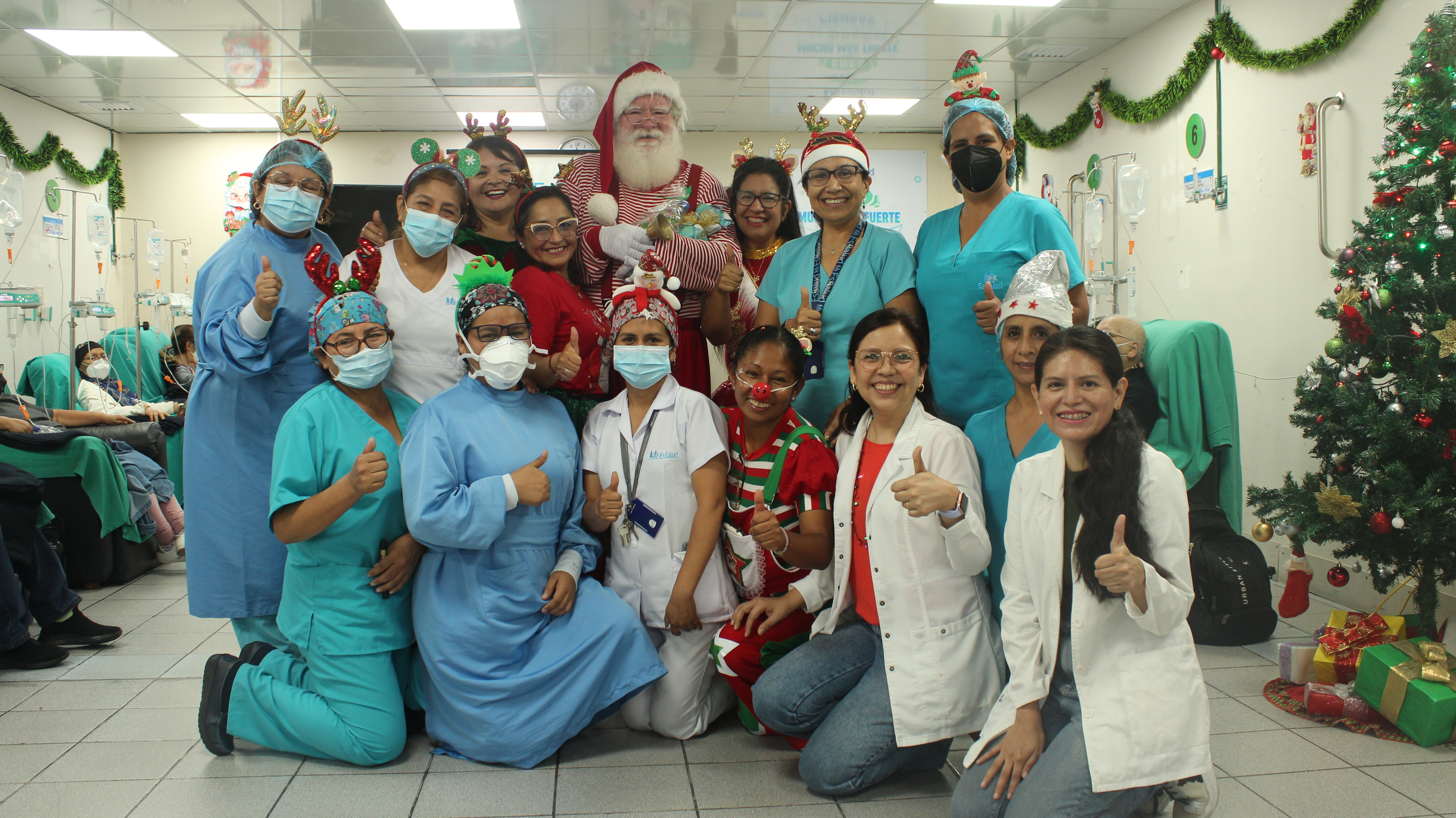  Voluntarias llevan show navideño a pacientes de unidad de quimioterapia del hospital Sabogal del Callao