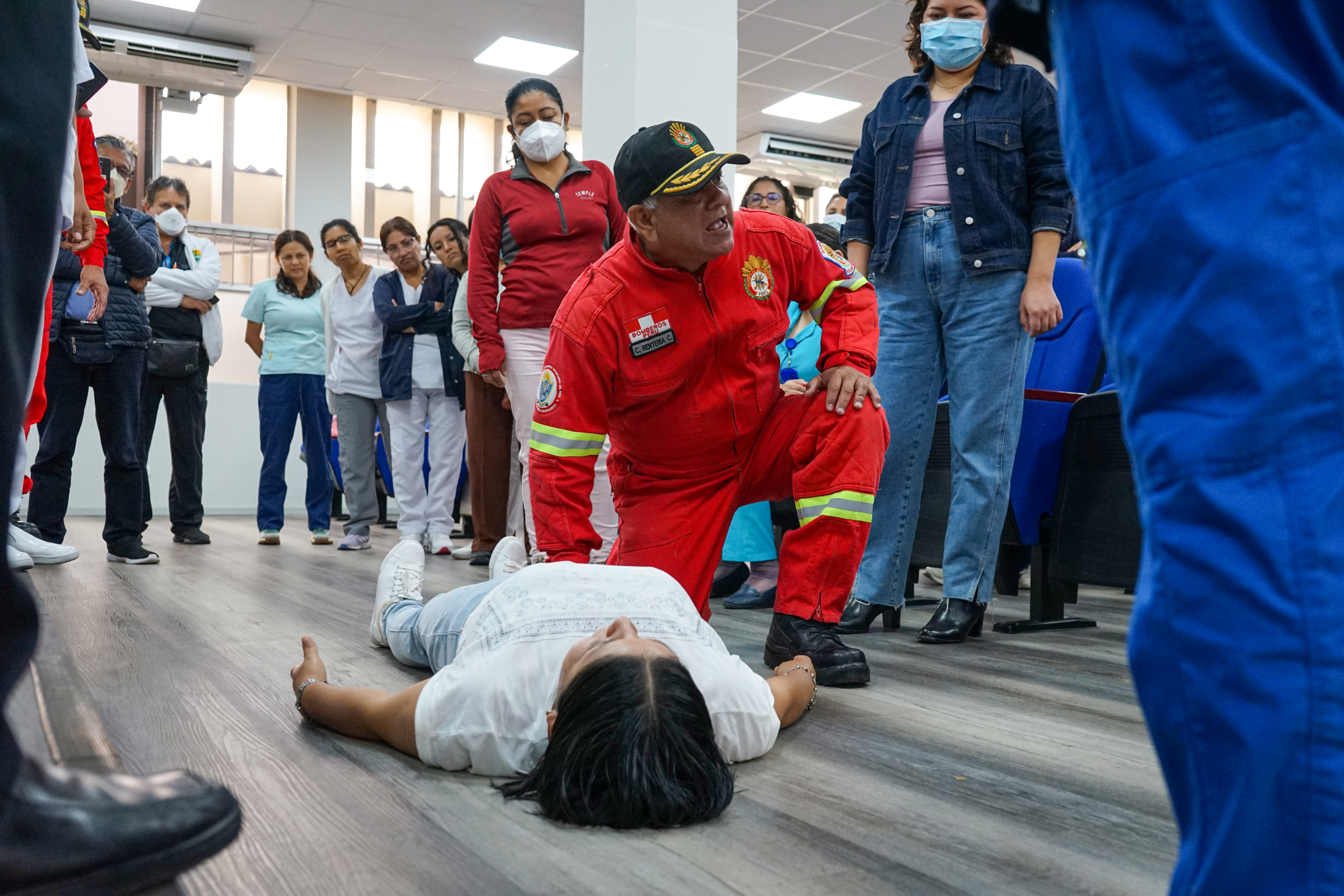 Bomberos capacitan en primeros auxilios frente a incendios al personal del Hospital Sabogal 
