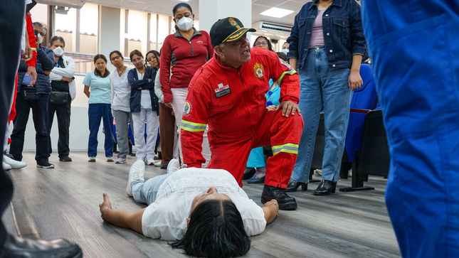 Bomberos capacitan en primeros auxilios frente a incendios al personal del Hospital Sabogal 