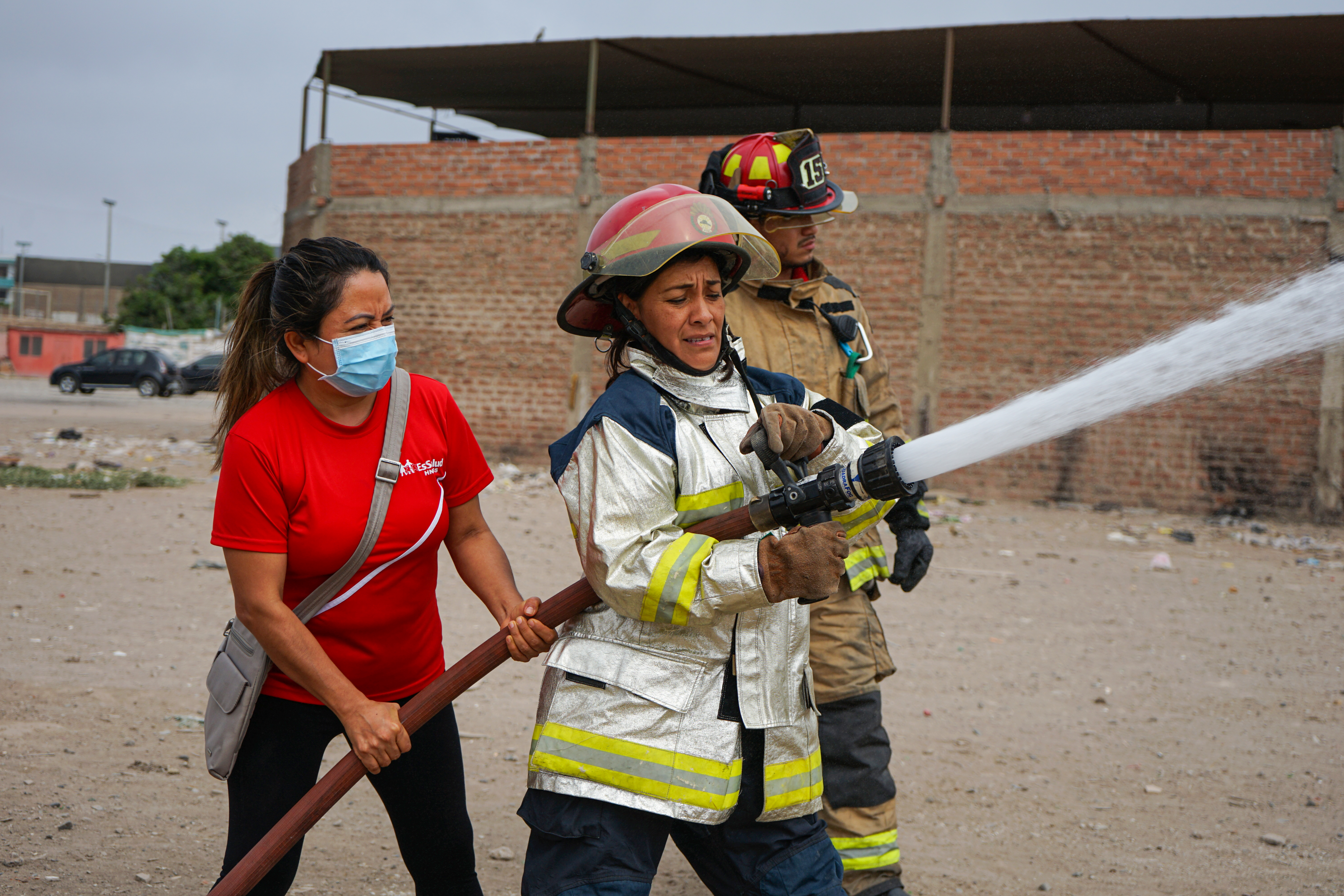 Bomberos capacitan en primeros auxilios frente a incendios al personal del Hospital Sabogal 