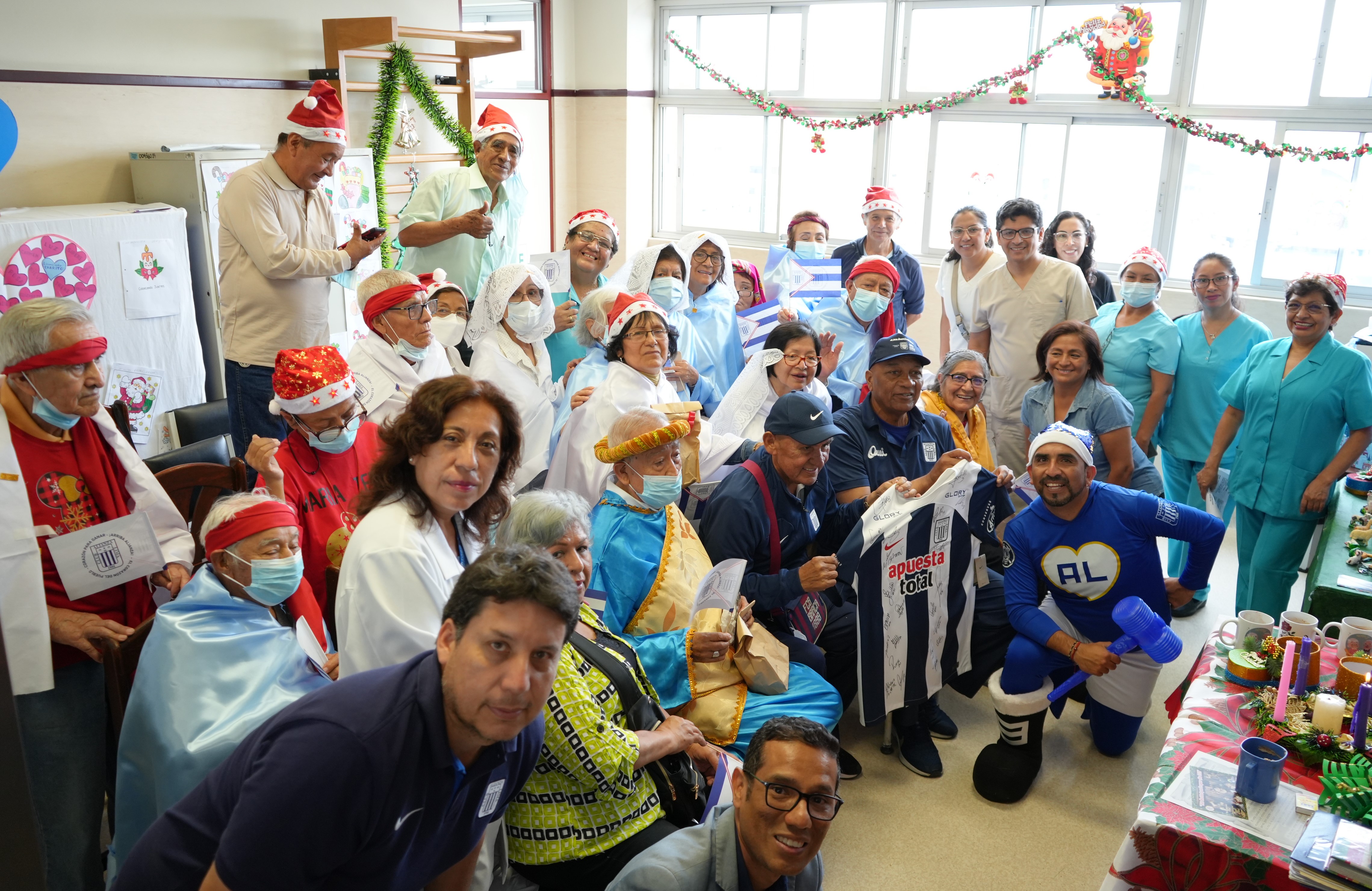 EsSalud: adultos mayores del hospital Almenara celebraron una Navidad blanquiazul