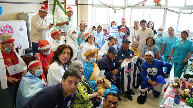 EsSalud: adultos mayores del hospital Almenara celebraron una Navidad blanquiazul