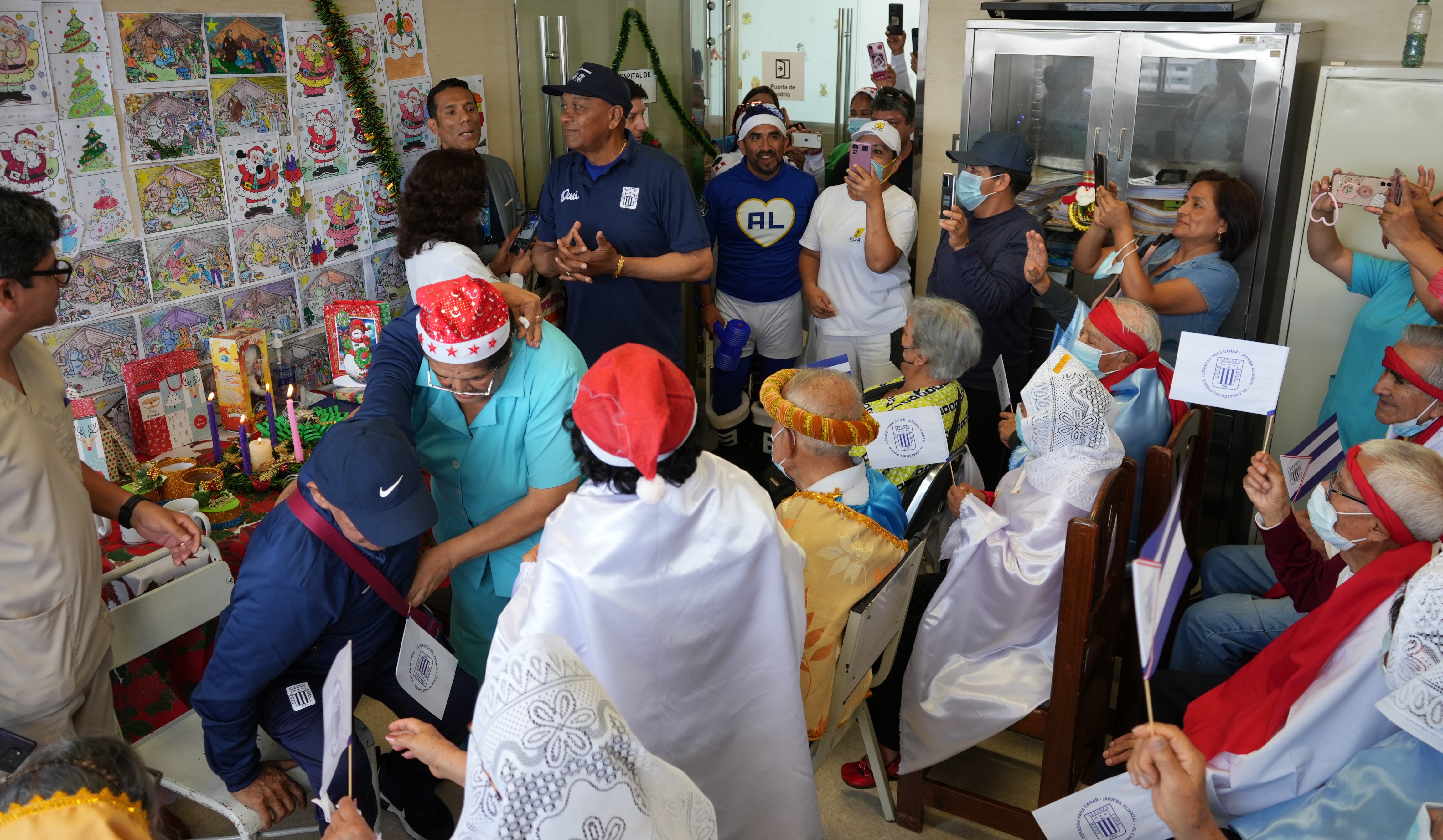 EsSalud: adultos mayores del hospital Almenara celebraron una Navidad blanquiazul