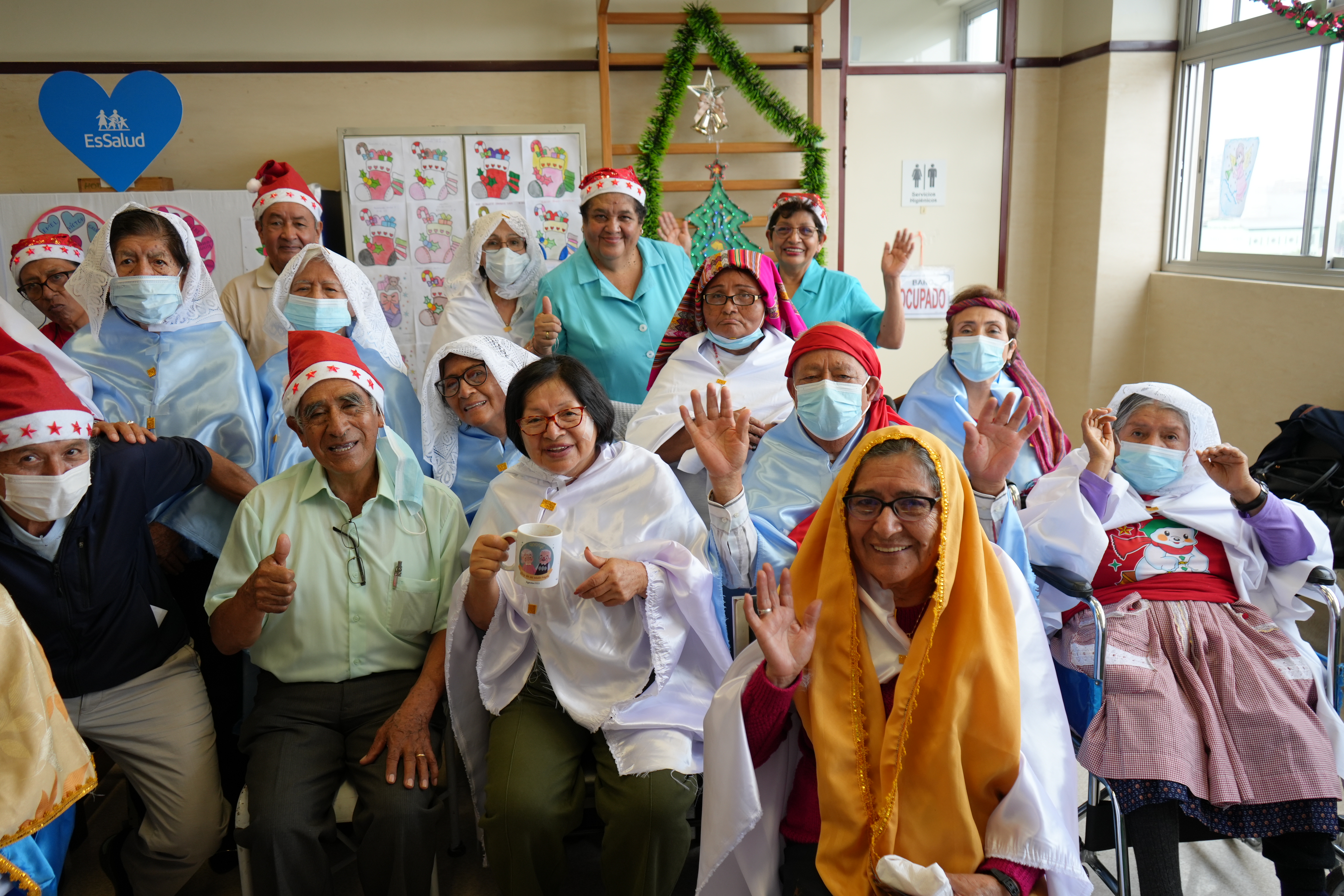 EsSalud: adultos mayores del hospital Almenara celebraron una Navidad blanquiazul
