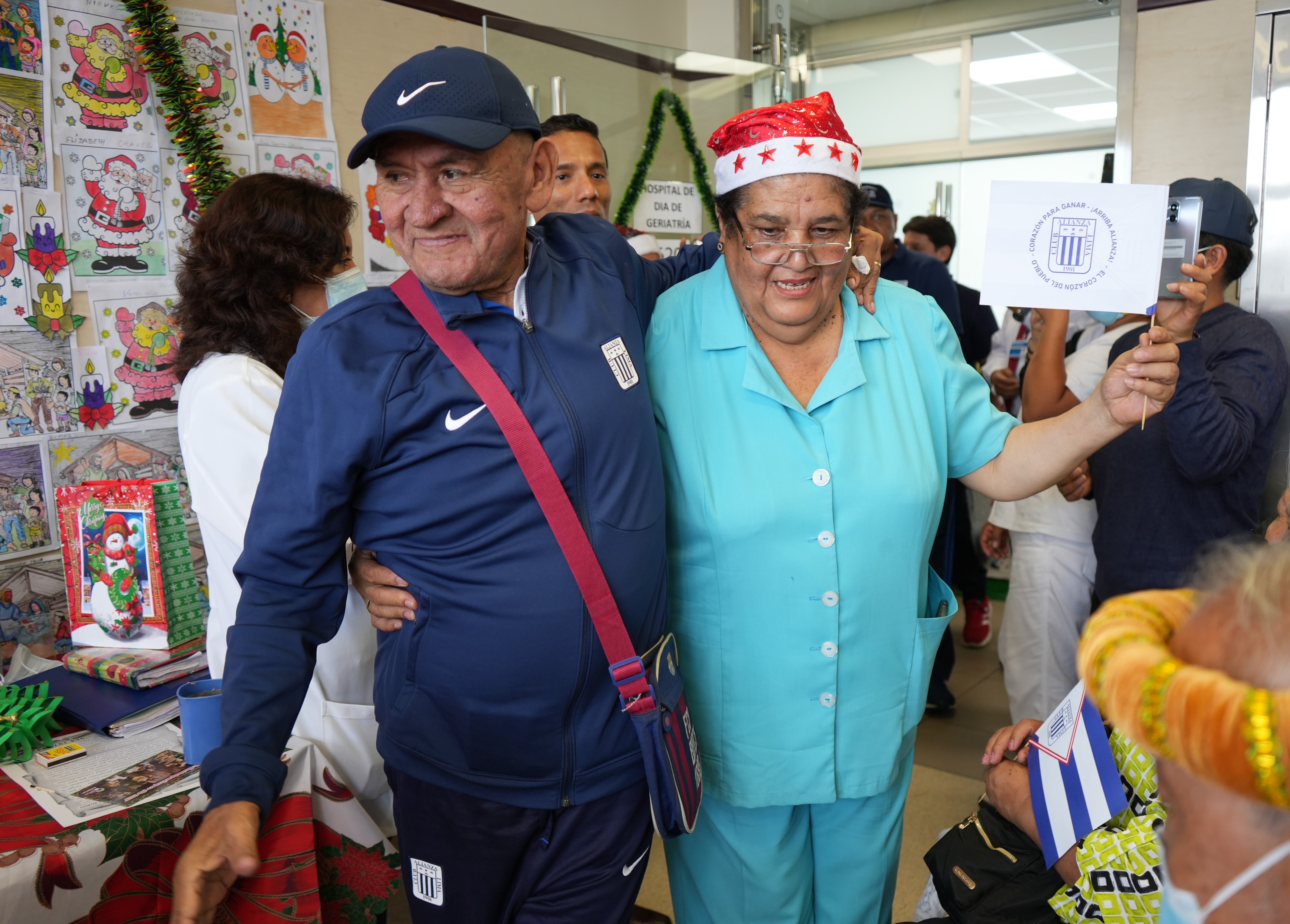 EsSalud: adultos mayores del hospital Almenara celebraron una Navidad blanquiazul