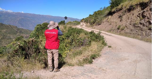 La Contraloría General detectó diversas irregularidades durante la contratación del servicio de mantenimiento periódico y rutinario de los caminos vecinales en las provincias de Huaytará, Huancavelica y Castrovirreyna como desestimar ofertas de postores que cumplieron con los requisitos obligatorios y ofertaban menores costos y otorgaron la buena pro a un postor que ofrecía la mayor oferta económica, hechos que afectan el correcto funcionamiento de la administración pública y ocasionando perjuicio a los intereses del Estado.