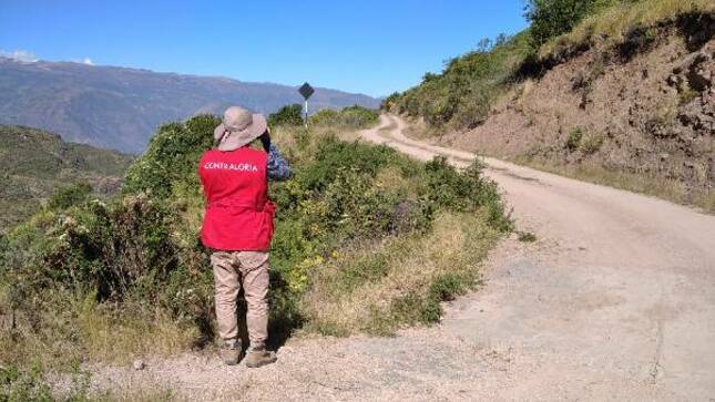  La Contraloría General detectó diversas irregularidades durante la contratación del servicio de mantenimiento periódico y rutinario de los caminos vecinales en las provincias de Huaytará, Huancavelica y Castrovirreyna como desestimar ofertas de postores que cumplieron con los requisitos obligatorios y ofertaban menores costos y otorgaron la buena pro a un postor que ofrecía la mayor oferta económica, hechos que afectan el correcto funcionamiento de la administración pública y ocasionando perjuicio a los intereses del Estado. 