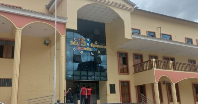 La Contraloría General señaló presunta responsabilidad penal y administrativa de funcionarios de la Municipalidad Provincial de Huancabamba (gestión 2019-2022) por permitir la suscripción de contrato con un consultor que no acreditó la experiencia de la totalidad del personal clave y equipamiento estratégico para elaborar un expediente técnico de la obra de mejoramiento y ampliación del sistema de agua potable y creación del servicio de saneamiento en los sectores Cumbata y Santa Rosa, del caserío de Cajas Shapaya, en el distrito de El Carmen de la Frontera.