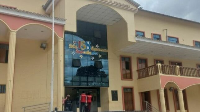 La Contraloría General señaló presunta responsabilidad penal y administrativa de funcionarios de la Municipalidad Provincial de Huancabamba (gestión 2019-2022) por permitir la suscripción de contrato con un consultor que no acreditó la experiencia de la totalidad del personal clave y equipamiento estratégico para elaborar un expediente técnico de la obra de mejoramiento y ampliación del sistema de agua potable y creación del servicio de saneamiento en los sectores Cumbata y Santa Rosa, del caserío de Cajas Shapaya, en el distrito de El Carmen de la Frontera.
