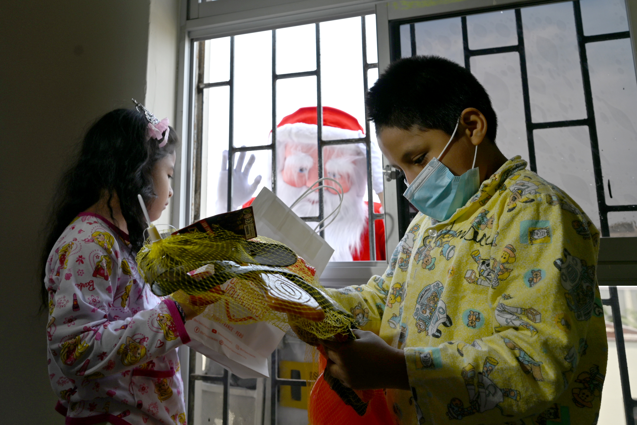 Papá Noel llegó con escalera telescópica para entregar regalos a pacientes en el INSN