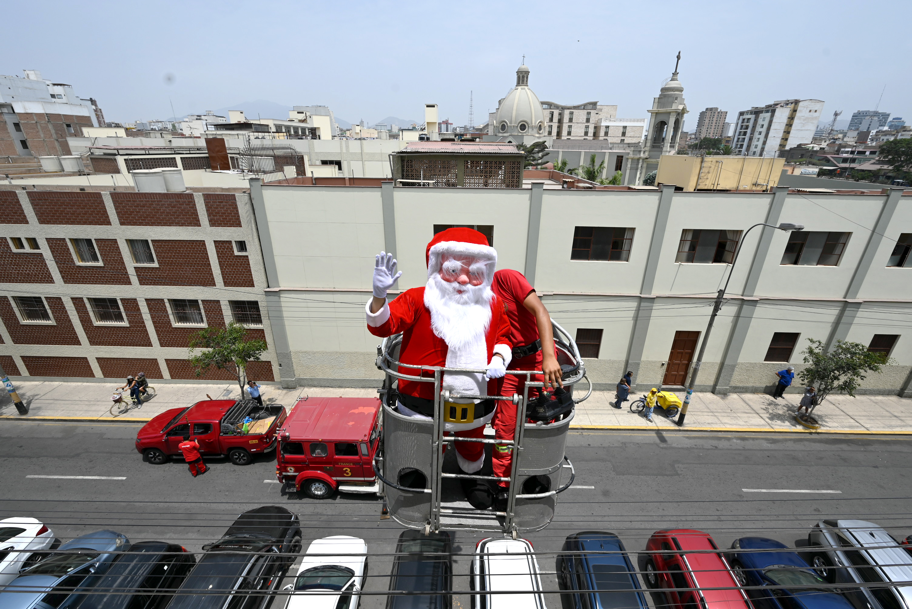 Papá Noel llegó con escalera telescópica para entregar regalos a pacientes en el INSN