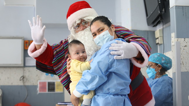 Bebés con males congénitos viven su primera Navidad rodeados del amor y cuidados del personal asistencial de EsSalud