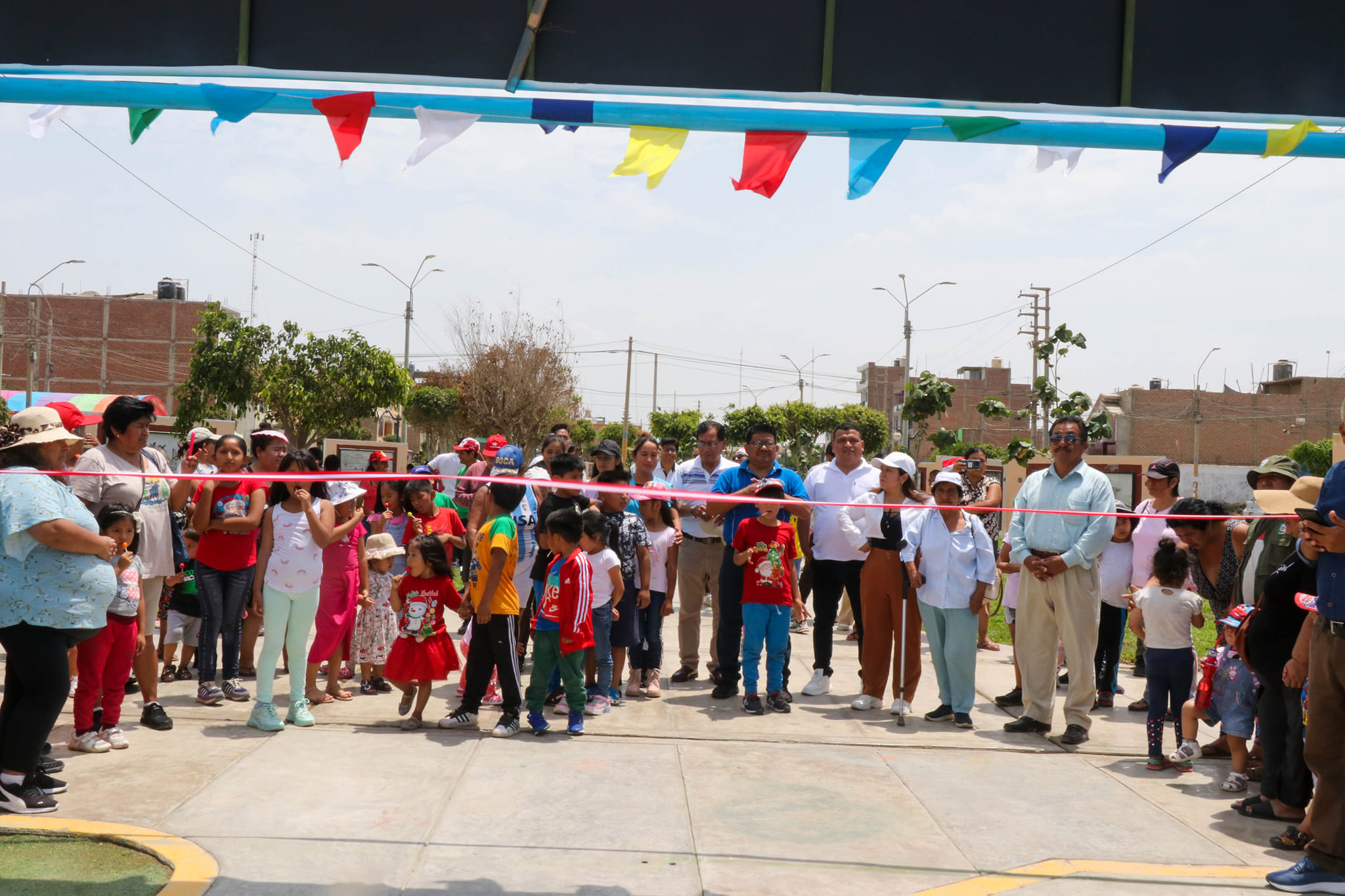 NIÑOS Y NIÑAS DISFRUTAN DEL RENOVADO PARQUE INFANTIL 'LOS PINOS' QUE ABRIÓ SUS PUERTAS HOY DESPUÉS DE LA REMODELACIÓN POR DISPOSICIÓN DEL ALCALDE JUAN REAÑO