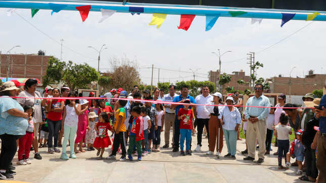NIÑOS Y NIÑAS DISFRUTAN DEL RENOVADO PARQUE INFANTIL 'LOS PINOS' QUE ABRIÓ SUS PUERTAS HOY DESPUÉS DE LA REMODELACIÓN POR DISPOSICIÓN DEL ALCALDE JUAN REAÑO
