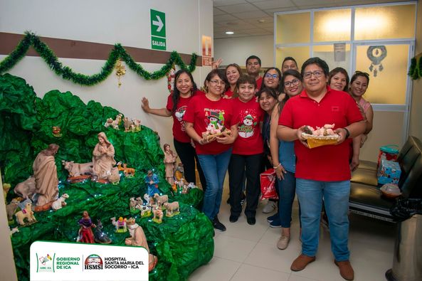 El Director Ejecutivo y nuestra jefa de la Oficina de Personal HSMSI realizaron la colocación de nuestro niño Jesús en el nacimiento