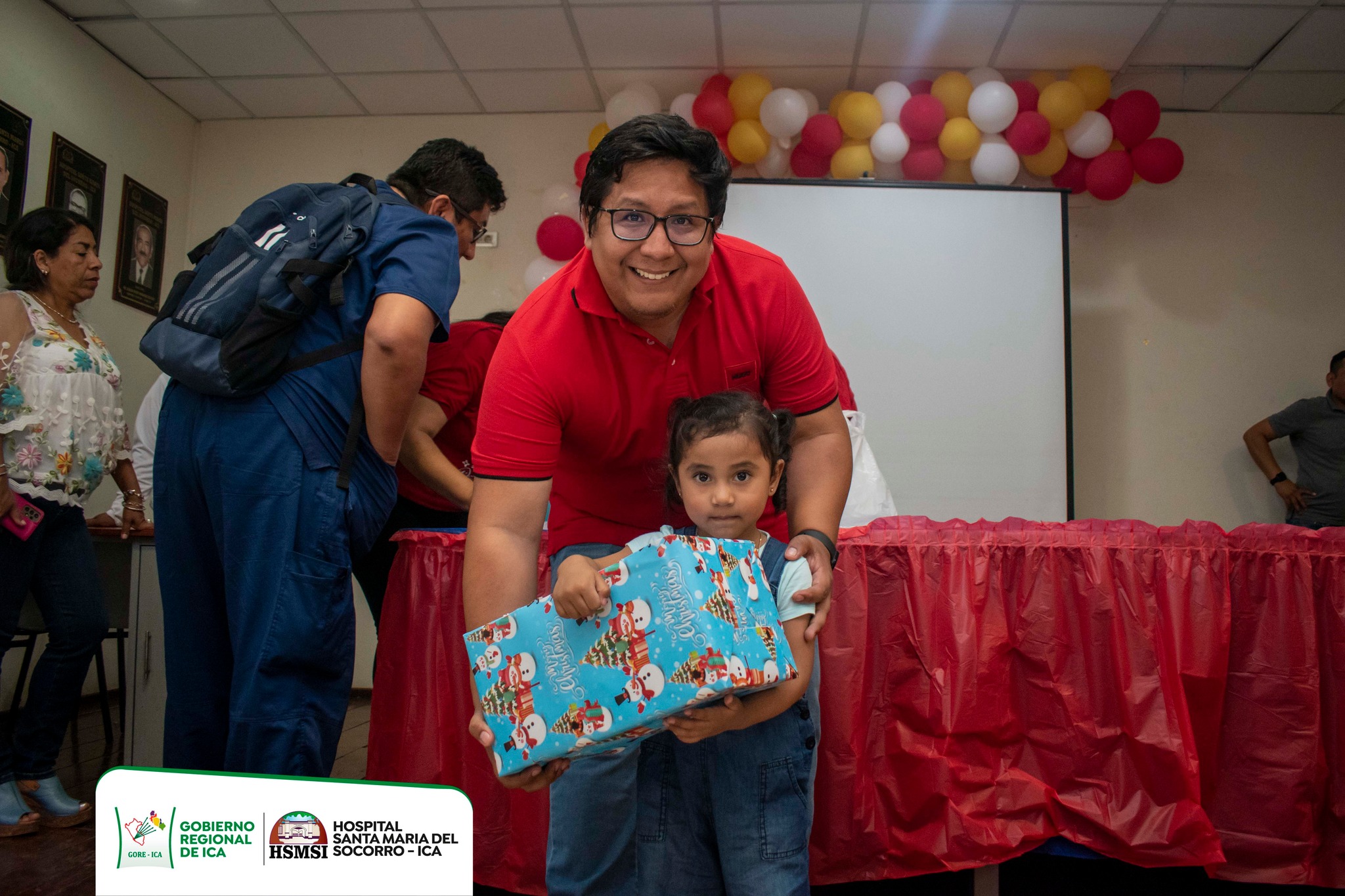 El Director Ejecutivo y nuestra jefa de la Oficina de Personal HSMSI realizaron la colocación de nuestro niño Jesús en el nacimiento