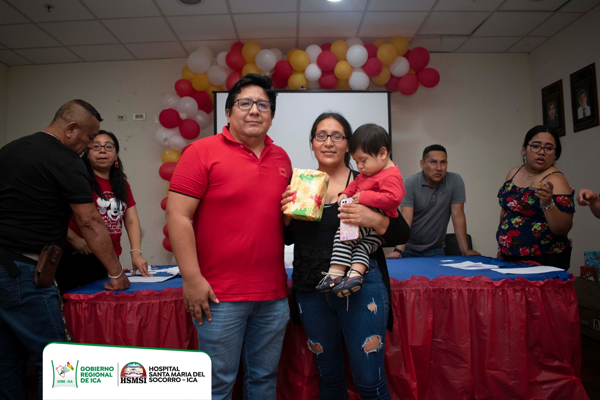 El Director Ejecutivo y nuestra jefa de la Oficina de Personal HSMSI realizaron la colocación de nuestro niño Jesús en el nacimiento