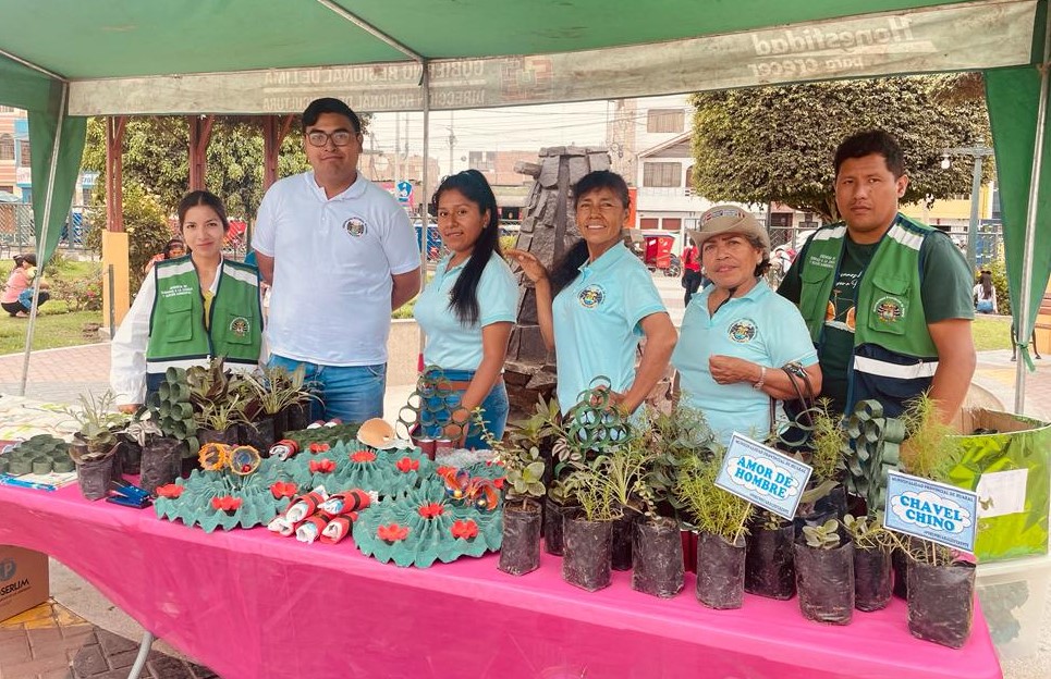Comuna provincial desarrollรณ su "Eco trueque Navideรฑo" en el Parque de la Cultura