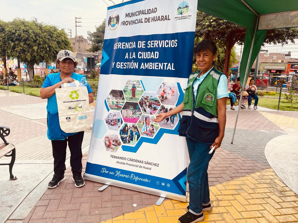 Comuna provincial desarrollรณ su "Eco trueque Navideรฑo" en el Parque de la Cultura