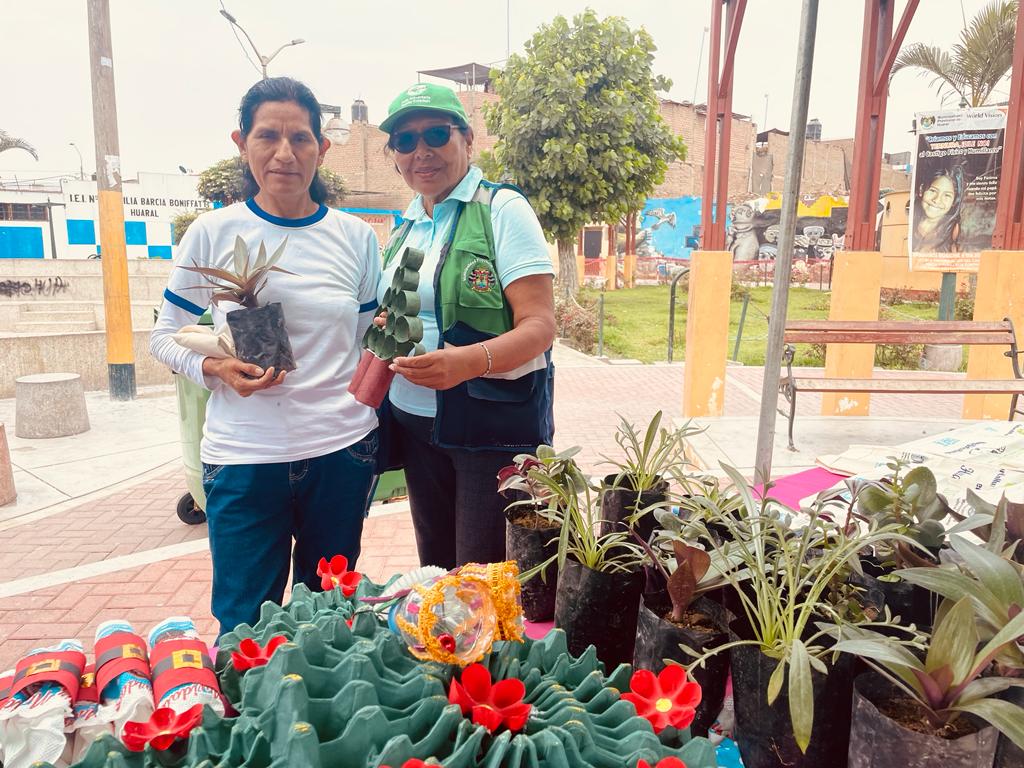 Comuna provincial desarrollรณ su "Eco trueque Navideรฑo" en el Parque de la Cultura
