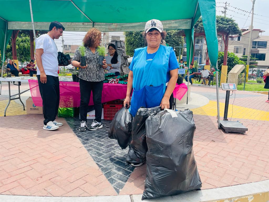 Comuna provincial desarrollรณ su "Eco trueque Navideรฑo" en el Parque de la Cultura