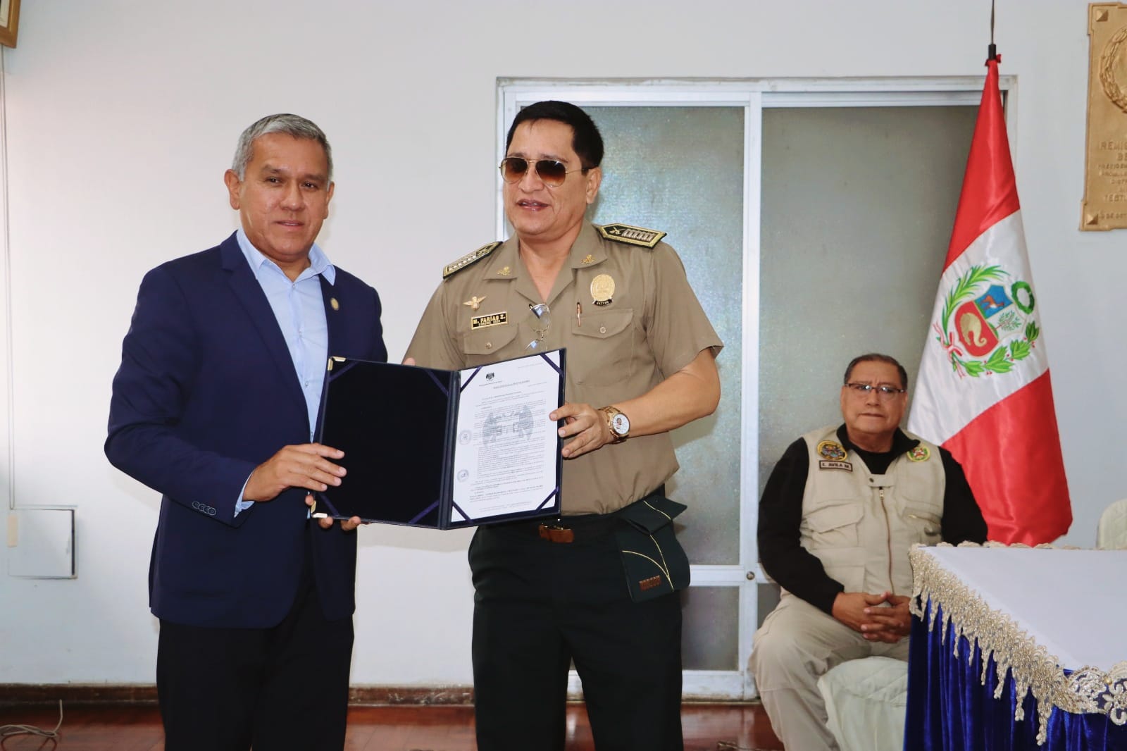 Alcalde Fernando Cárdenas otorgó reconocimiento por impecable labor al Cnel. Manuel Farias Zapata