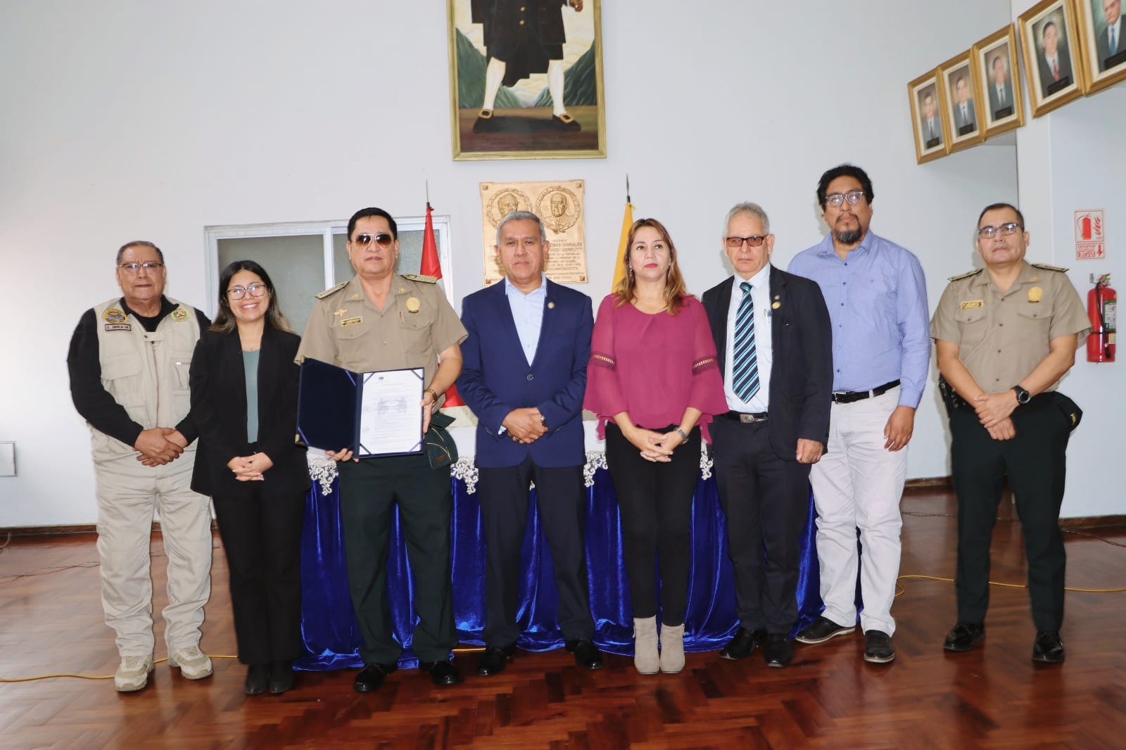 Alcalde Fernando Cárdenas otorgó reconocimiento por impecable labor al Cnel. Manuel Farias Zapata