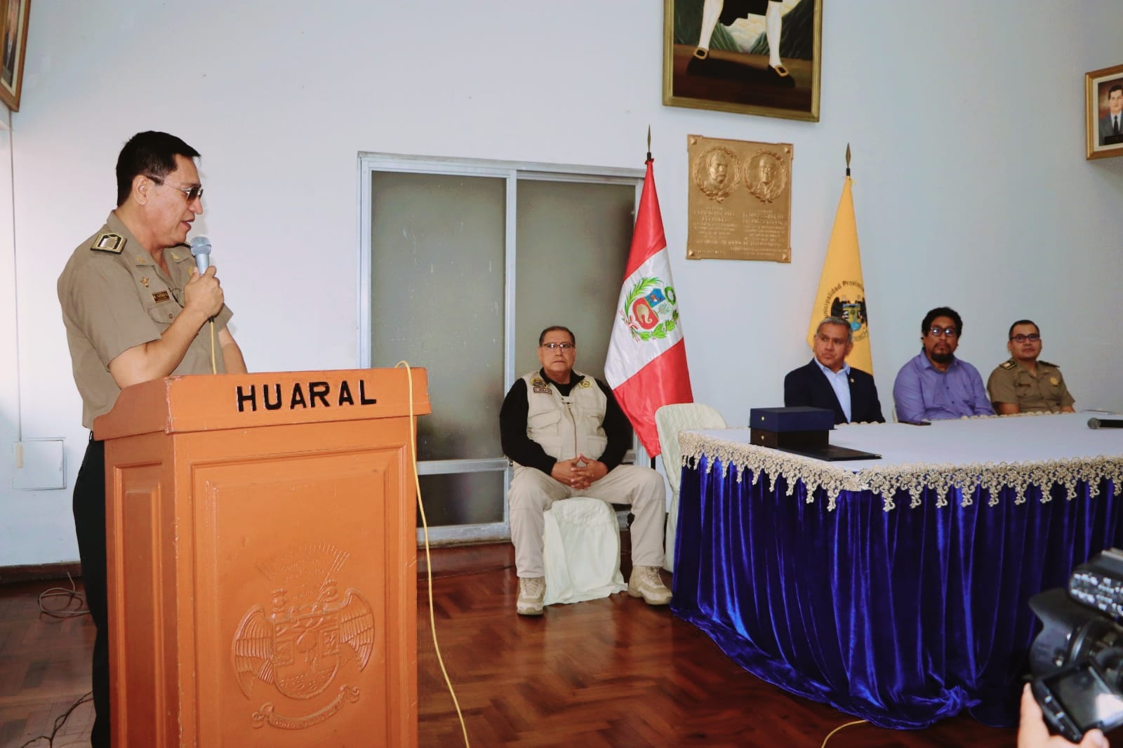 Alcalde Fernando Cárdenas otorgó reconocimiento por impecable labor al Cnel. Manuel Farias Zapata