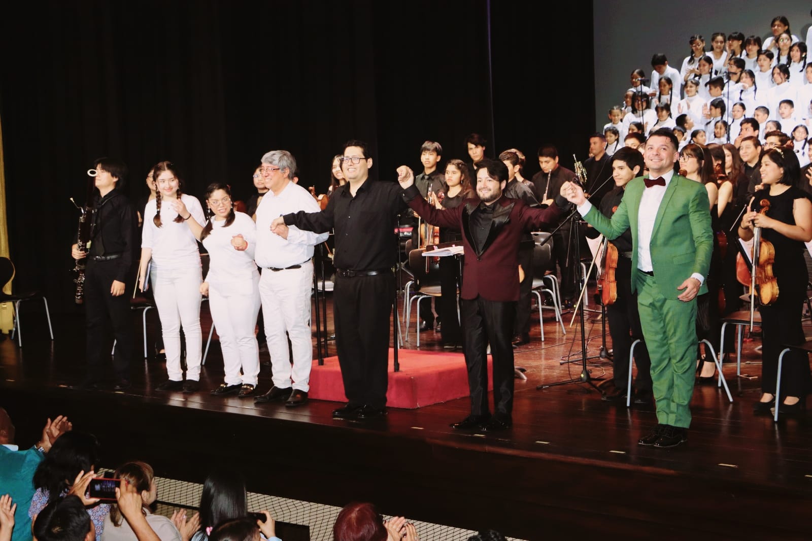 Nuestros ni帽os del "Coro y Orquesta Sinf贸nica Municipal" tuvieron una destacada presentaci贸n en el Teatro Segura