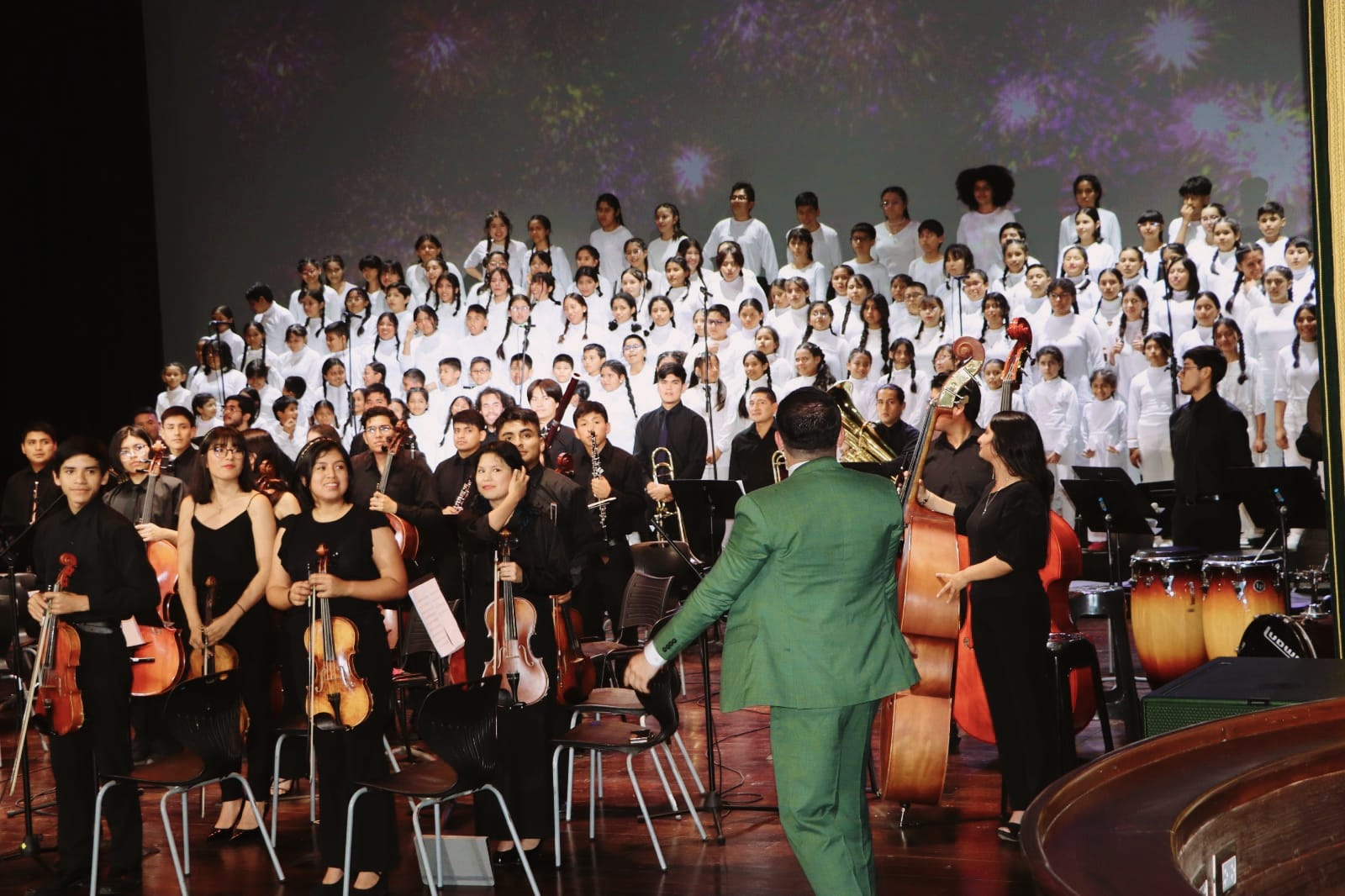 Nuestros ni帽os del "Coro y Orquesta Sinf贸nica Municipal" tuvieron una destacada presentaci贸n en el Teatro Segura