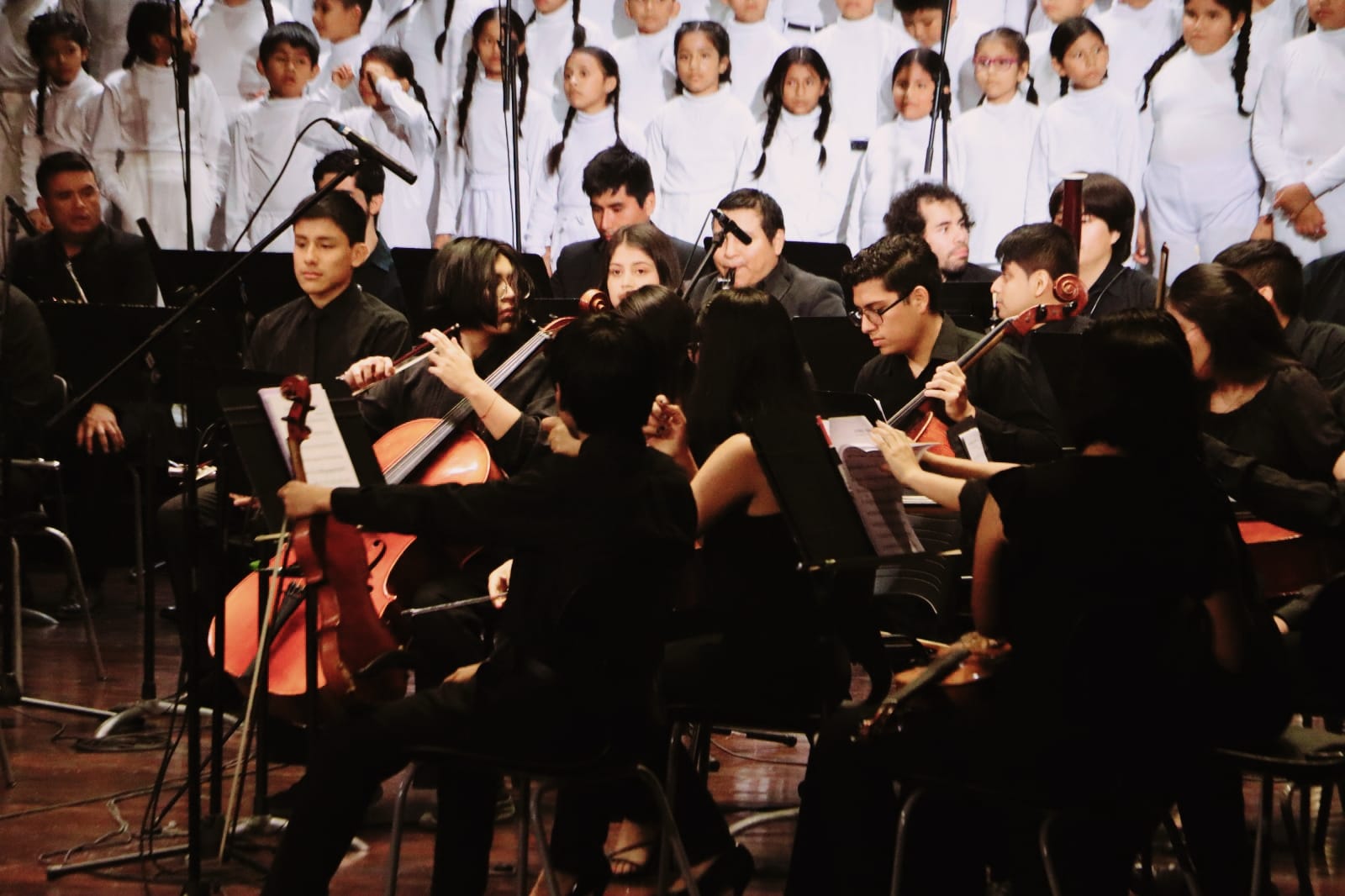 Nuestros ni帽os del "Coro y Orquesta Sinf贸nica Municipal" tuvieron una destacada presentaci贸n en el Teatro Segura