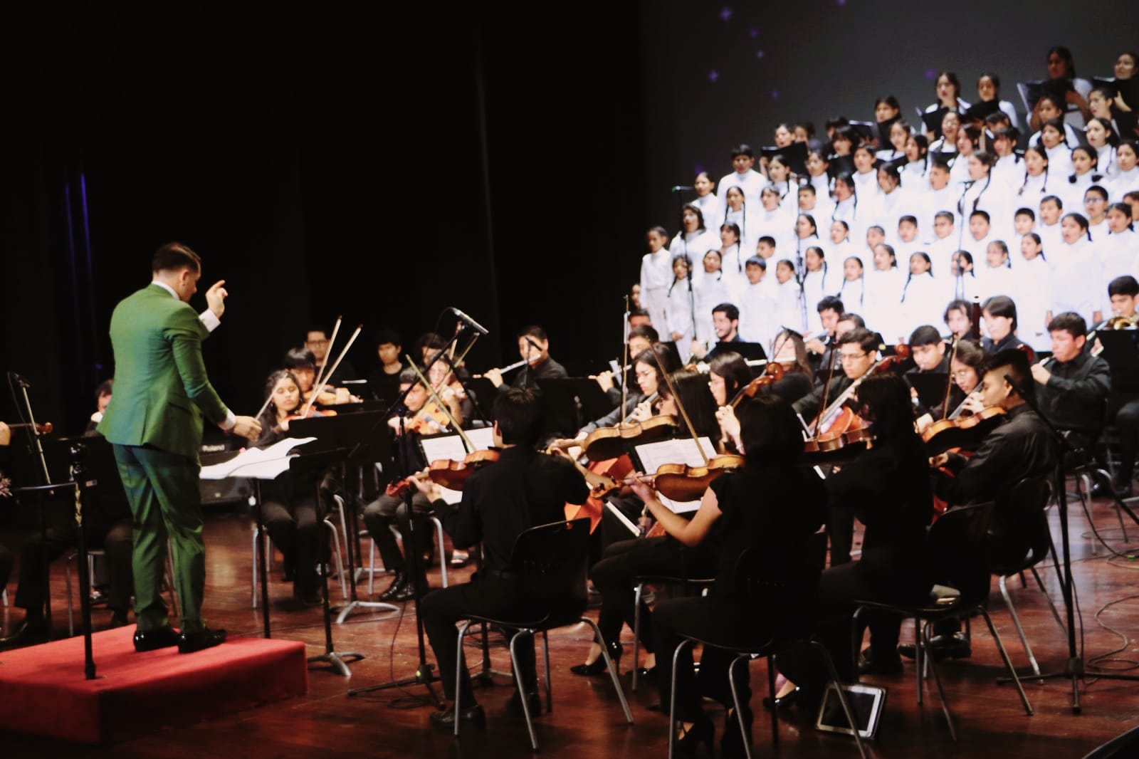 Nuestros ni帽os del "Coro y Orquesta Sinf贸nica Municipal" tuvieron una destacada presentaci贸n en el Teatro Segura
