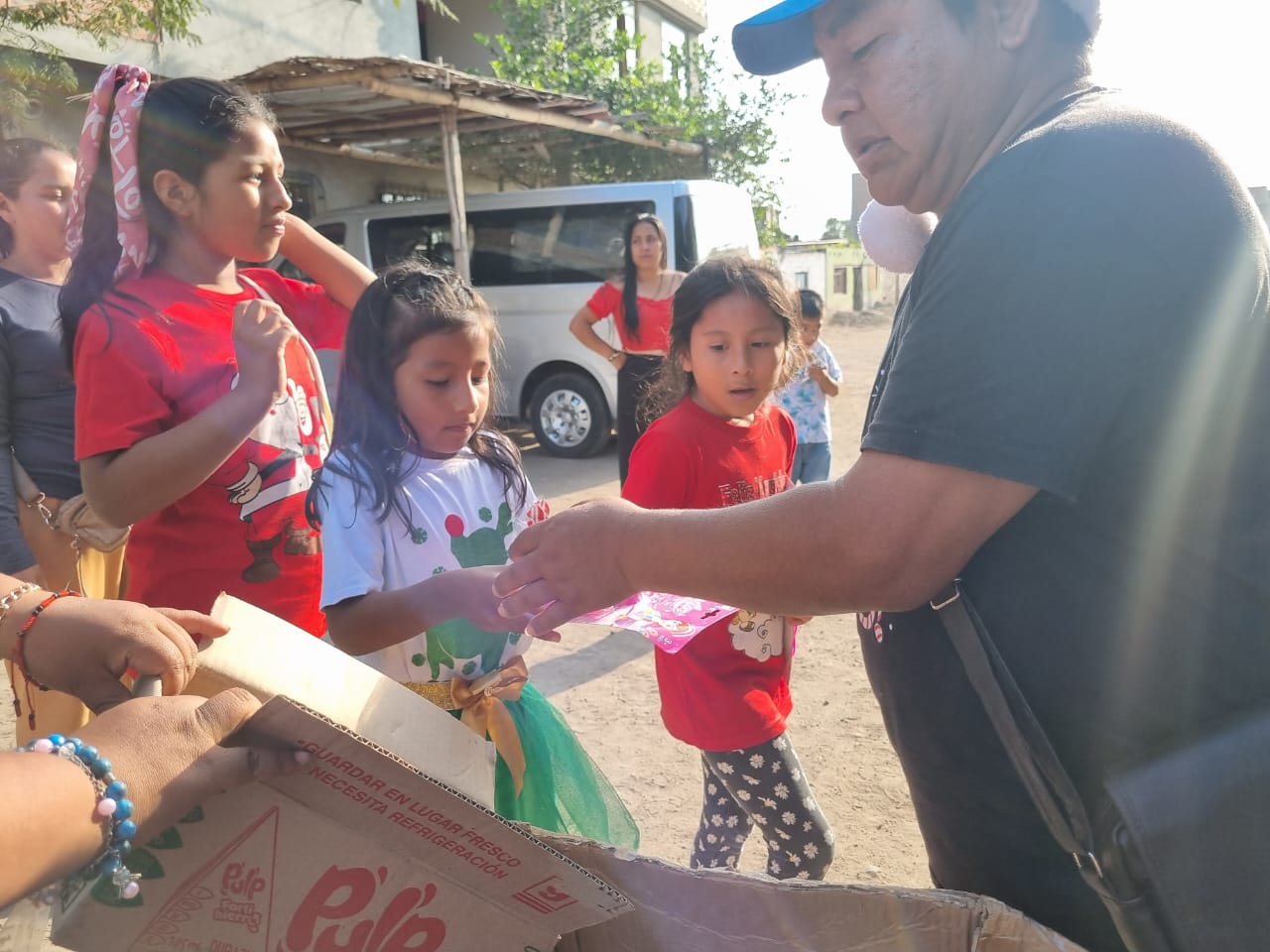 NiΓ±os y niΓ±as de la curva Zapata recibieron con alegrΓa obsequios en actividad organizada por MPH