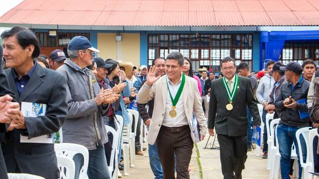 IMAGEN DEL ALCALDE SALUDANDO AL PUBLICO