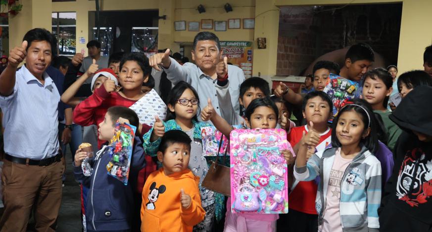 Cargado de emoción, el Alcalde Provincial John Larry Coayla realizó una agradable sorpresa esta tarde para las familias del Valle, uno a uno fue abrazándolos y deseándoles una feliz navidad, expresando un mensaje lleno de amor y esperanza, asimismo comprometiéndolos en mantener unidas a sus familias y cuidar de ellas con ahínco.