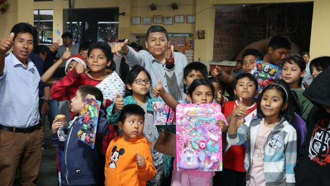 Cargado de emoción, el Alcalde Provincial John Larry Coayla realizó una agradable sorpresa esta tarde para las familias del Valle, uno a uno fue abrazándolos y deseándoles una feliz navidad, expresando un mensaje lleno de amor y esperanza, asimismo comprometiéndolos en mantener unidas a sus familias y cuidar de ellas con ahínco.