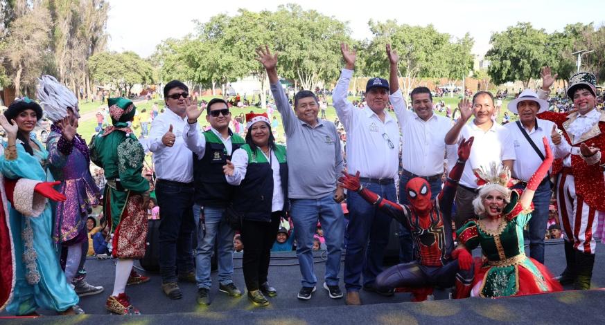 En una hermosa tarde y con gran regocijo se celebró el tan esperado compartir navideño en el parque ecologico, uniendo a las familias moqueguanas; principalmente niños y niñas pudieron deleitarse con momentos de alegría y esperanza, a vísperas del nacimiento de nuestro redentor.