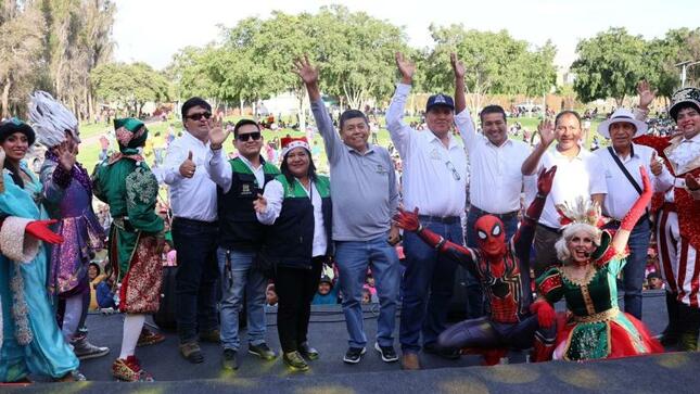 En una hermosa tarde y con gran regocijo se celebró el tan esperado compartir navideño en el parque ecologico, uniendo a las familias moqueguanas; principalmente niños y niñas pudieron deleitarse con momentos de alegría y esperanza, a vísperas del nacimiento de nuestro redentor.