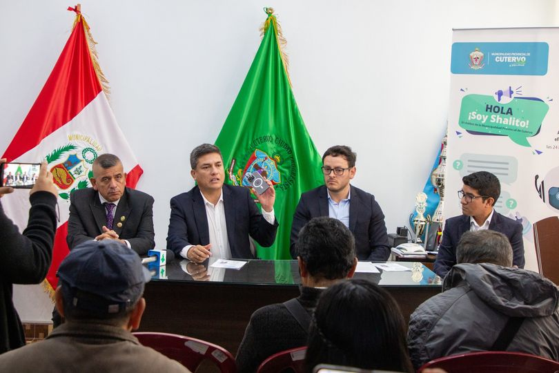 ALCALDE DE CUTERVO MUESTRA SU CELULAR AL PUBLICO