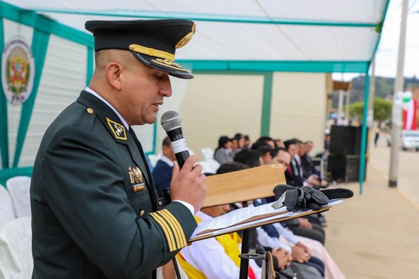 efectivo de la policia nacional lee un discurso